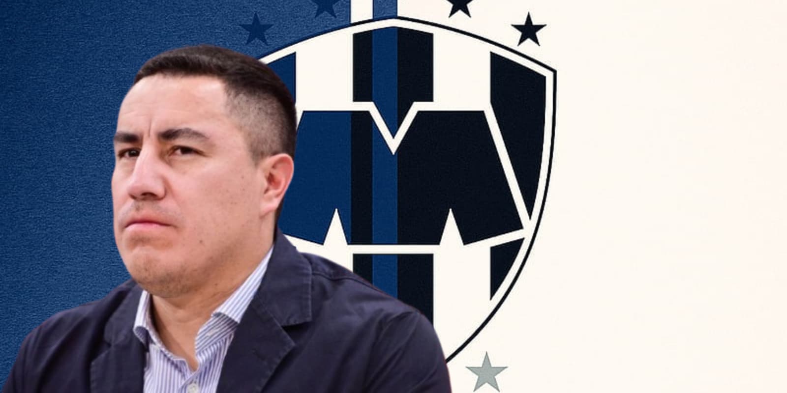 Efraín Juárez junto al escudo de Rayados / FOTO MEDIOTIEMPO