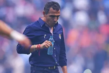 El ahora ex-entrenador del Guadalajara provocó la respuesta de los hinchas