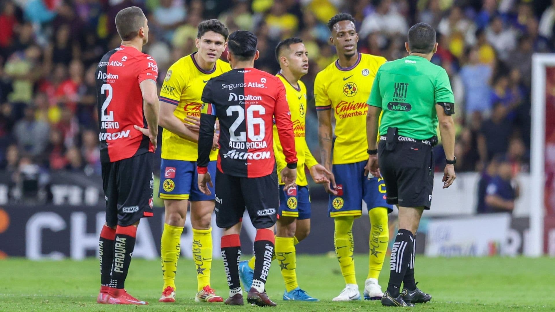 El árbitro Óscar Mejía dialogando con jugadores de América y Atlas (Foto: Mexsport)