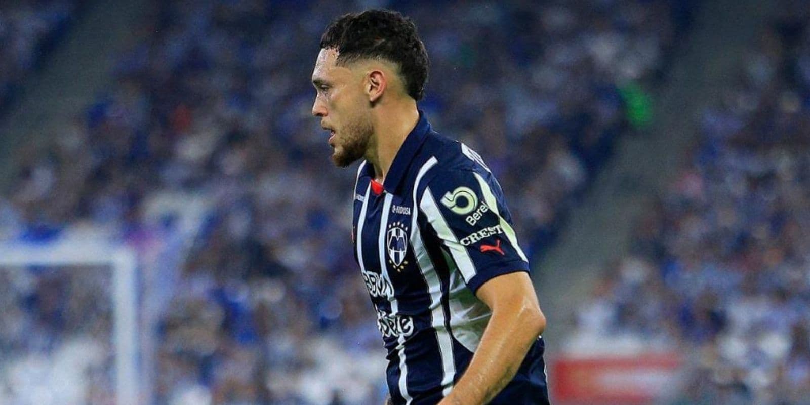 El argentino se le fue por encima al jugador de León en pleno partido en el estadio Gigante de Acero