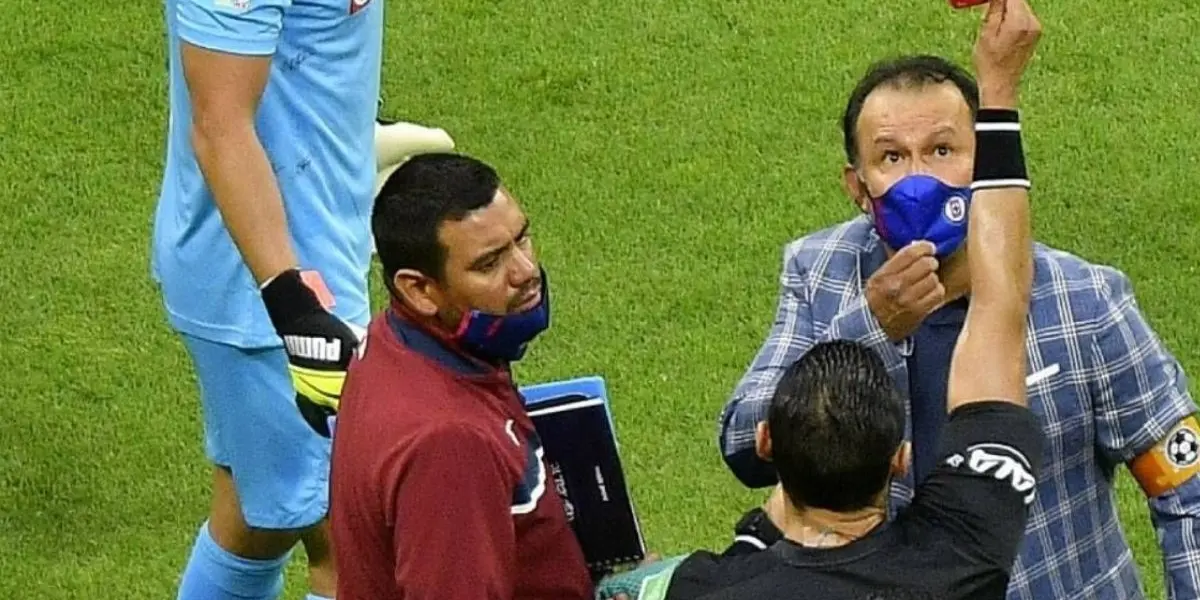 El auxiliar técnico de Cruz Azul reveló lo que le pidió Juan Reynoso a sus jugadores frente al mal arbitraje en el partido contra Chivas
