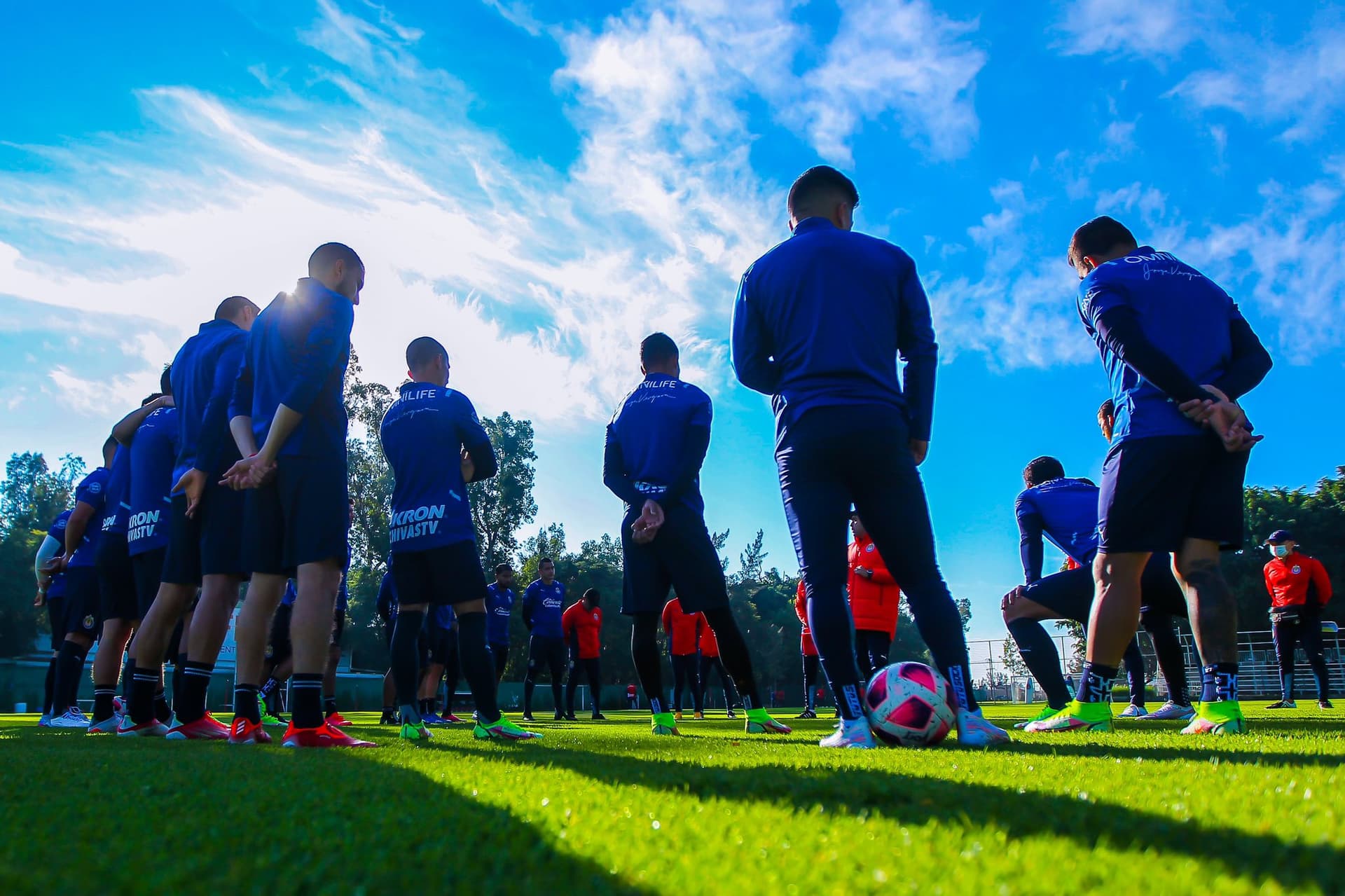 El canterano Alejandro Organista tendría todo para jugar en Chivas, pero Leaño no lo tomaría en cuenta.