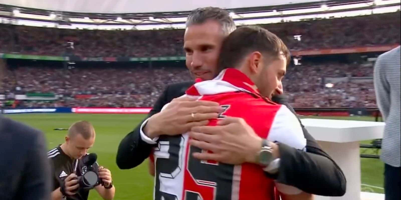 El club al que Robin Van Persie podría recomendar a Santiago Giménez