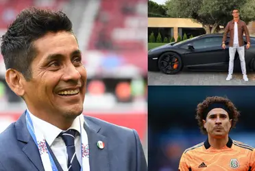 El coche que usa Guillermo Ochoa está cotizado en 120 mil euros, por su parte, Jorge Campos usa un coche que se ganó jugando fútbol, en la década de los 90. 