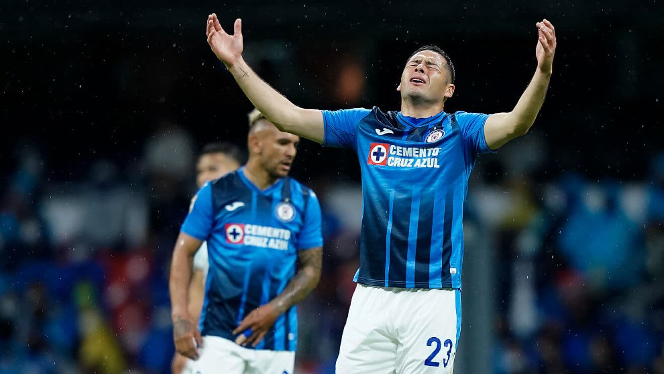 El Cruz Azul estaría preparando el fichaje de un defensa central extranjero y Pablo Aguilar comienza a ver su fin en el Cruz Azul.