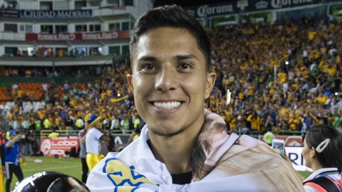 El defensa de Tigres, Carlos Salcedo tendría una oferta en Turquía y mira cual es el salario que le ofrecen para que acepte.