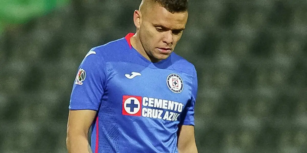 El delantero de Cruz Azul, Jonathan Rodríguez podría dejar el club tras desacuerdos con la directiva