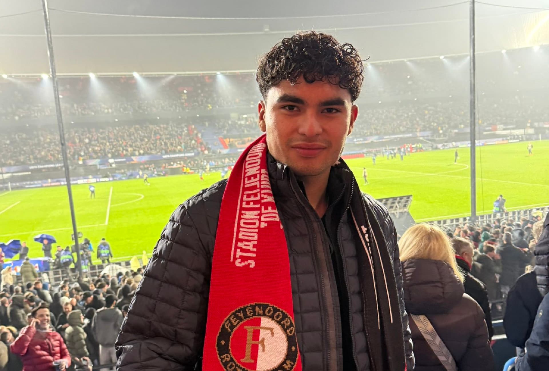 El delantero mexicano llega al equipo de Rotterdam para suplir la salida de Santiago Giménez