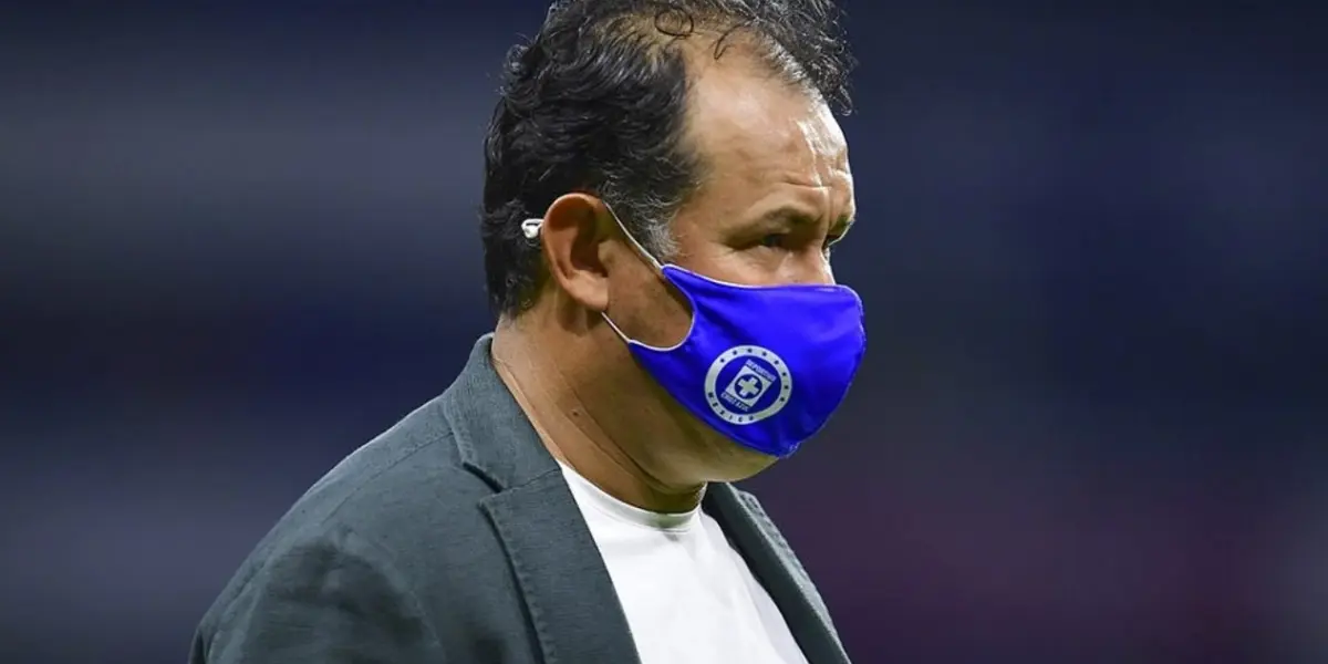 El entrenador de Cruz Azul no ocultó su malestar por el empate al último minuto y descargó en contra del responsable.