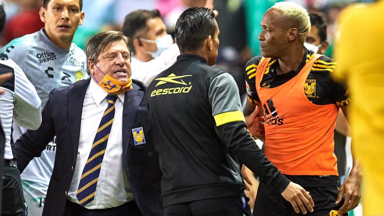 El entrenador de Tigres, Miguel Herrera no dudó en señalar al árbitro del partido como el responsable de la derrota y señalo a sus jugadores