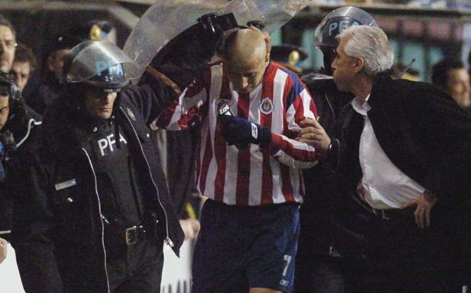El entrenador perdió los papeles luego que Chivas fue infinitamente superior en la serie ante el Club Boca Juniors.