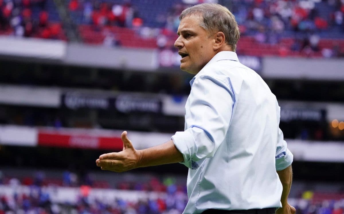 El entrenador uruguayo habló sobre su paso con los cementeros