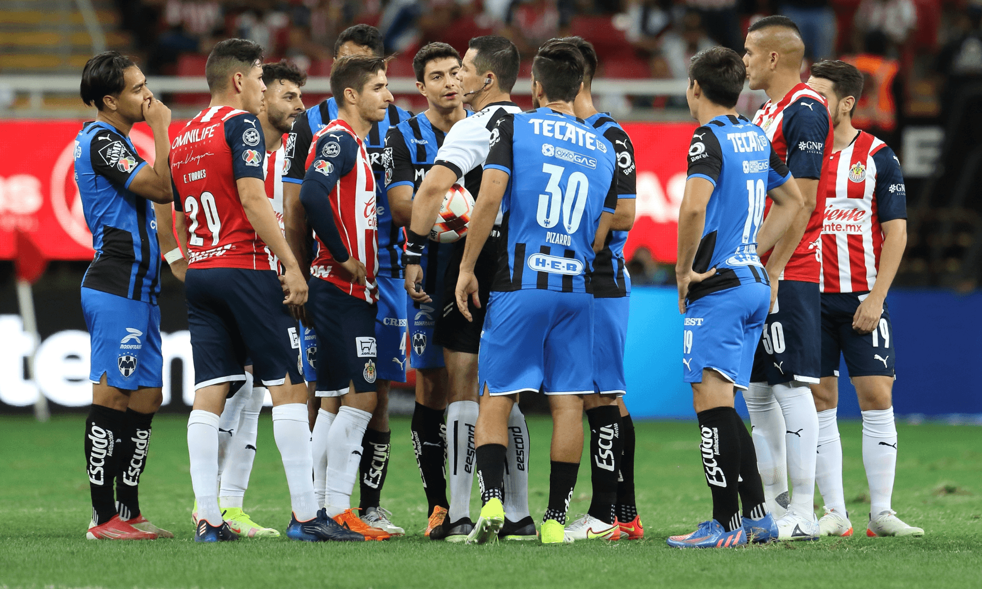 El equipo entero salió a dar el anuncio oficial de dicha medida tras el empate ante Atlas de Guadalajara en el Estadio Akron