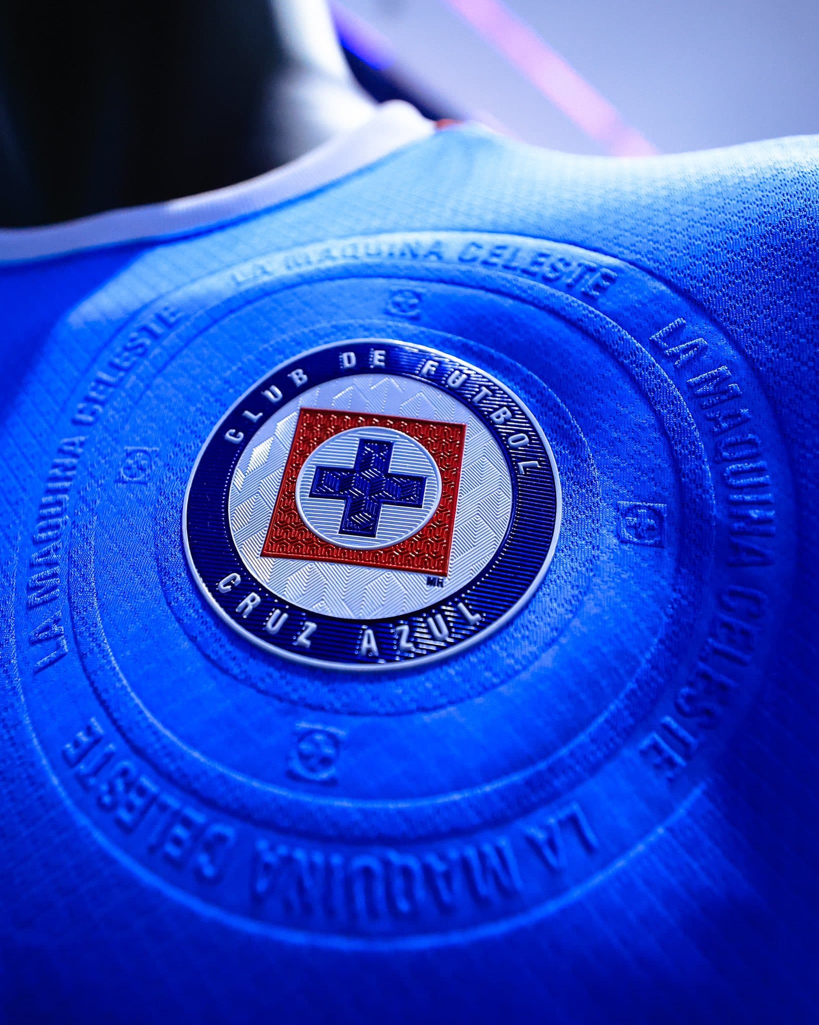 El escudo de Cruz Azul en la playera (Foto: @CruzAzul)