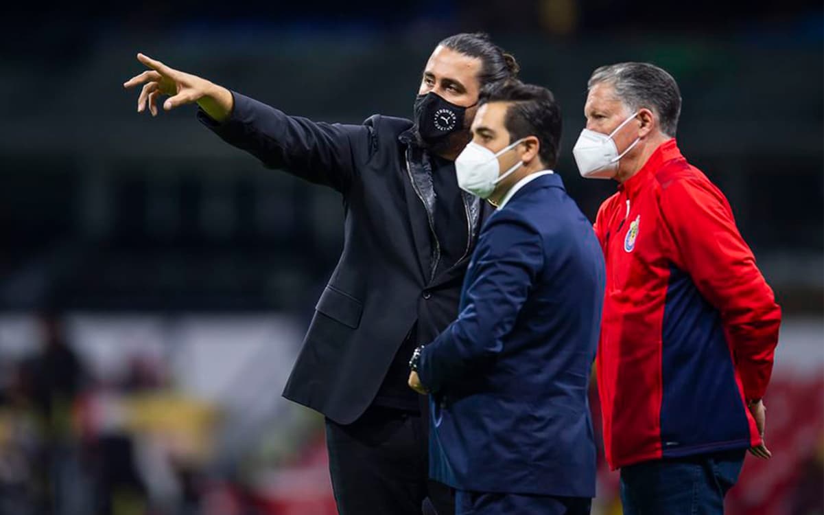 El ex jugador de Cruz Azul, Emanuel "Tito" Villa, salió a darle con todo a la directiva de Chivas.