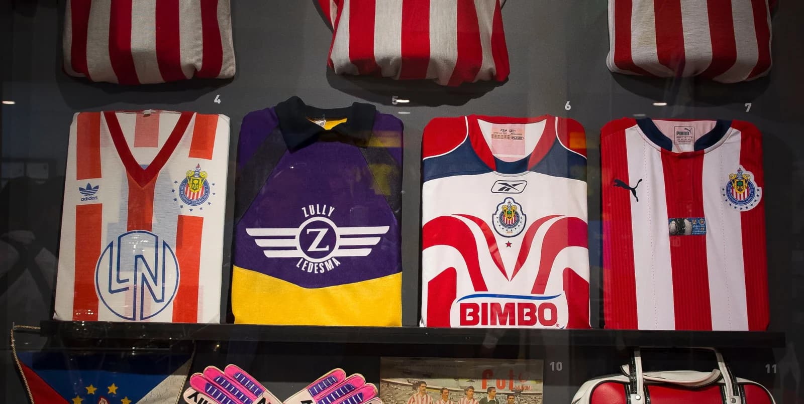 El fan con la mayor colección de playeras de Chivas causa sensación en redes.