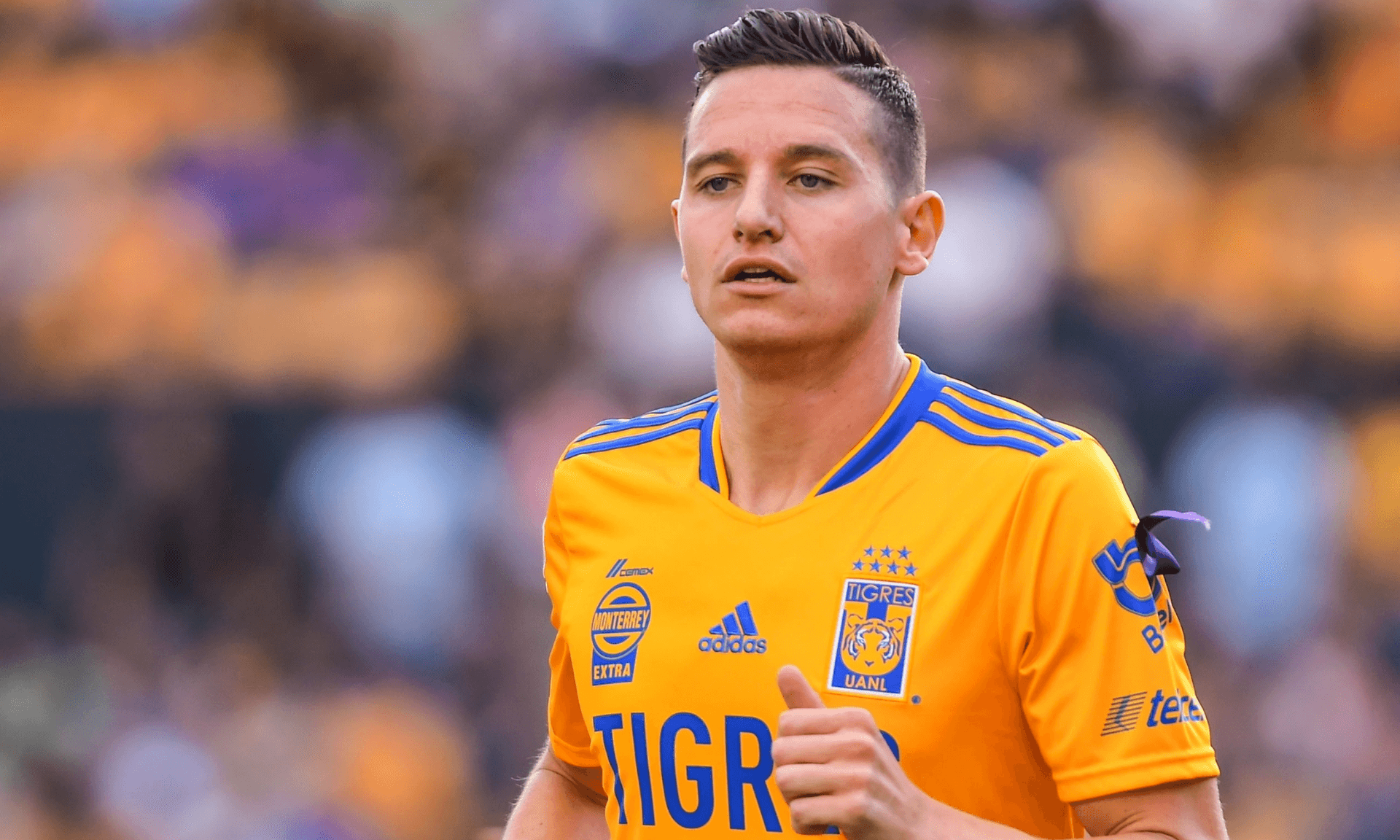 El francés salió molesto al salir de cambio en el partido contra América