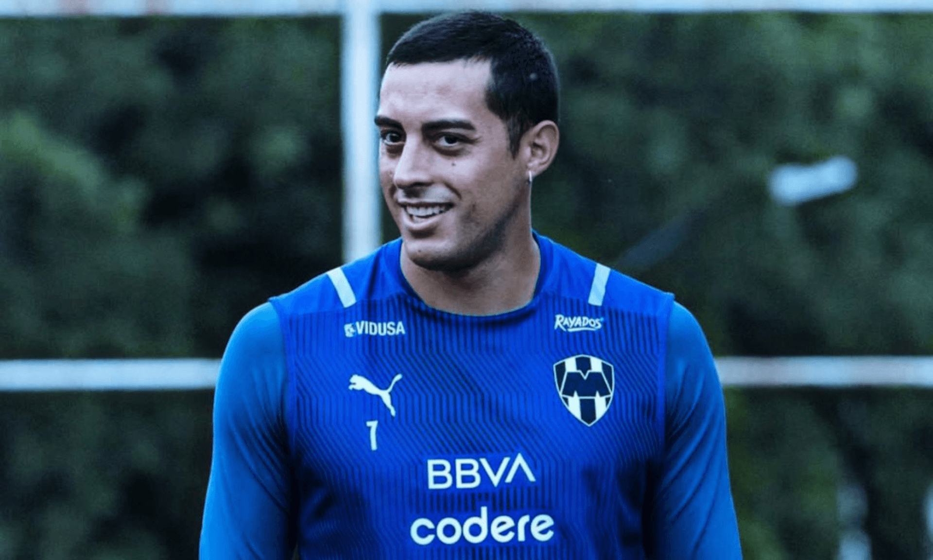 El histórico delantero de los Rayados sigue sin ganarse la confianza de la afición previo al arranque del nuevo torneo