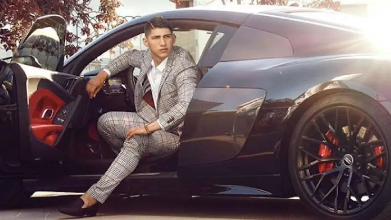 El jugador mexicano ahora tiene otro vehículo y en redes sociales se lo vio manejando el coche.
