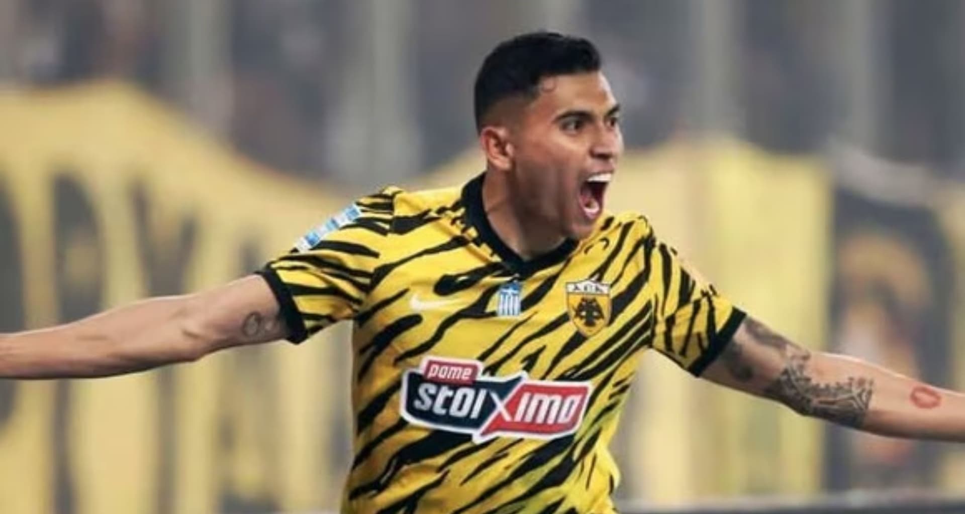 El jugador mexicano de nuevo moja en el fútbol de Grecia, mira su gol.