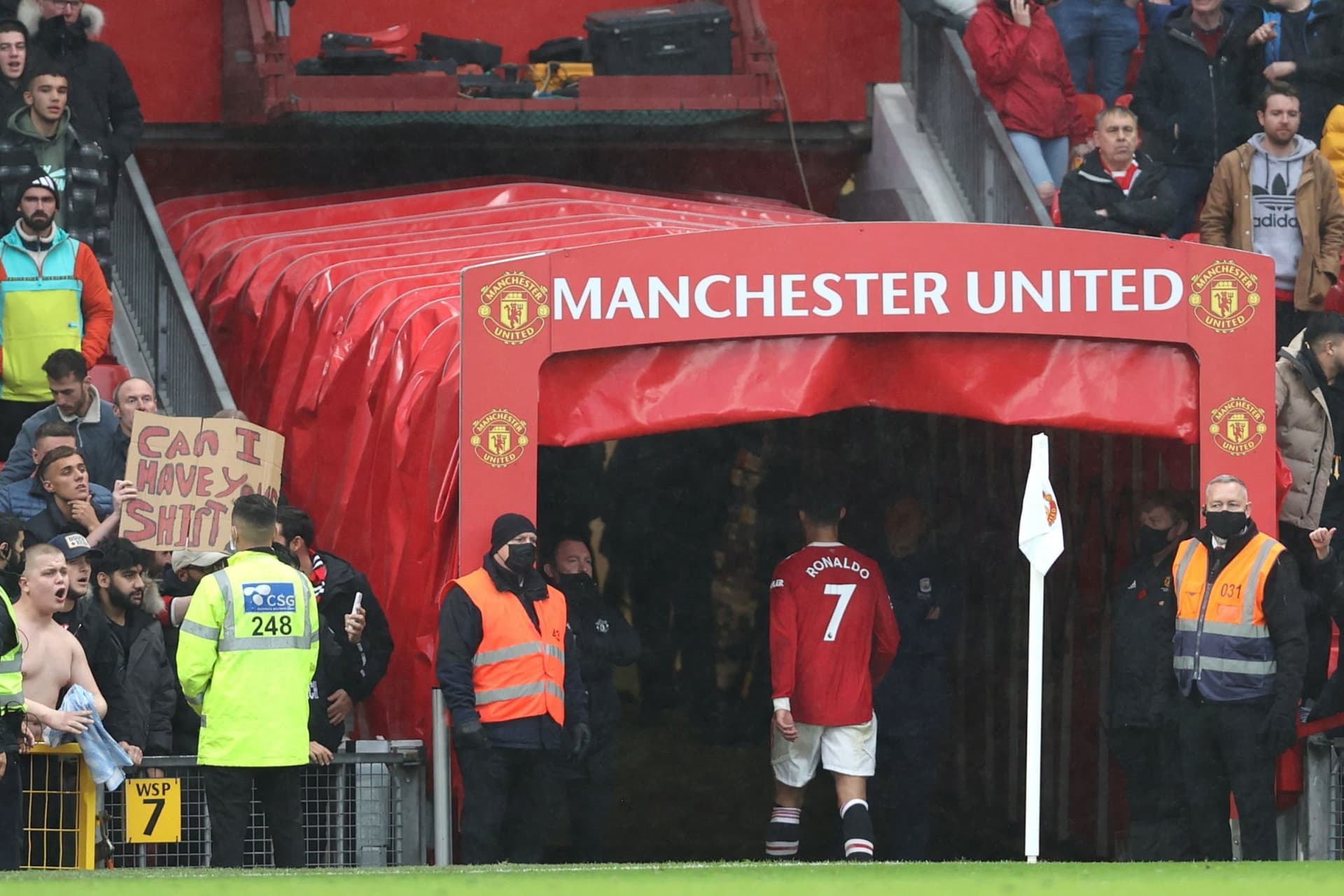 El Manchester United fue humillado nuevamente en el Derby de Manchester, y Cristiano Ronaldo estaría molesto con Solksjaer y su cuerpo técnico.
