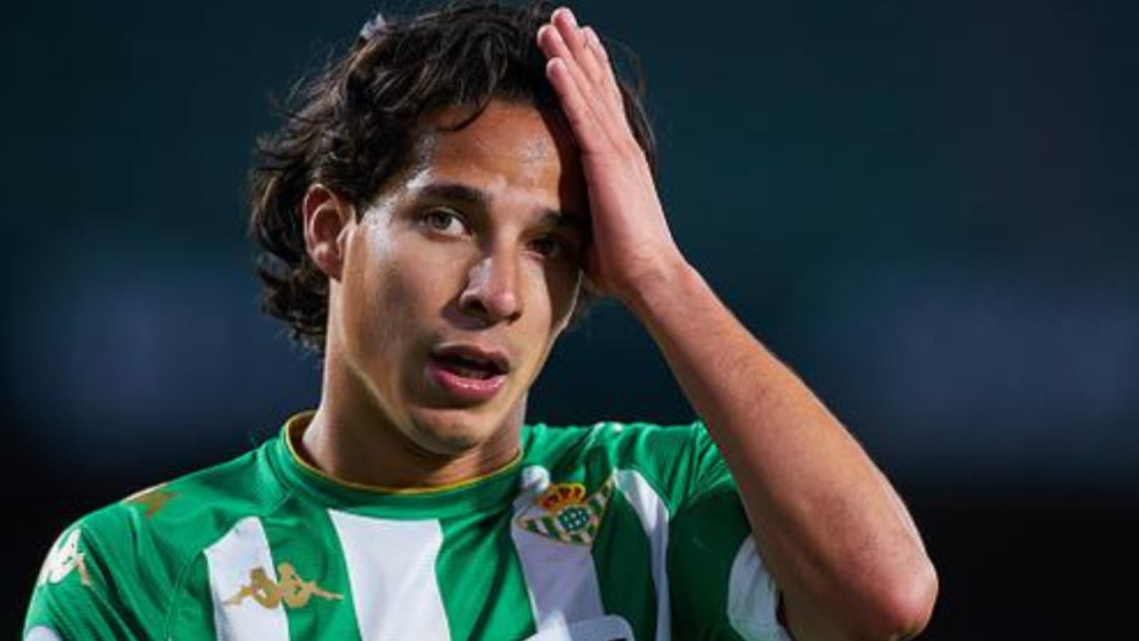 El mediocampista mexicano Diego Lainez no ha tenido minutos en el Real Betis y ahora le dan una terrible noticia en España