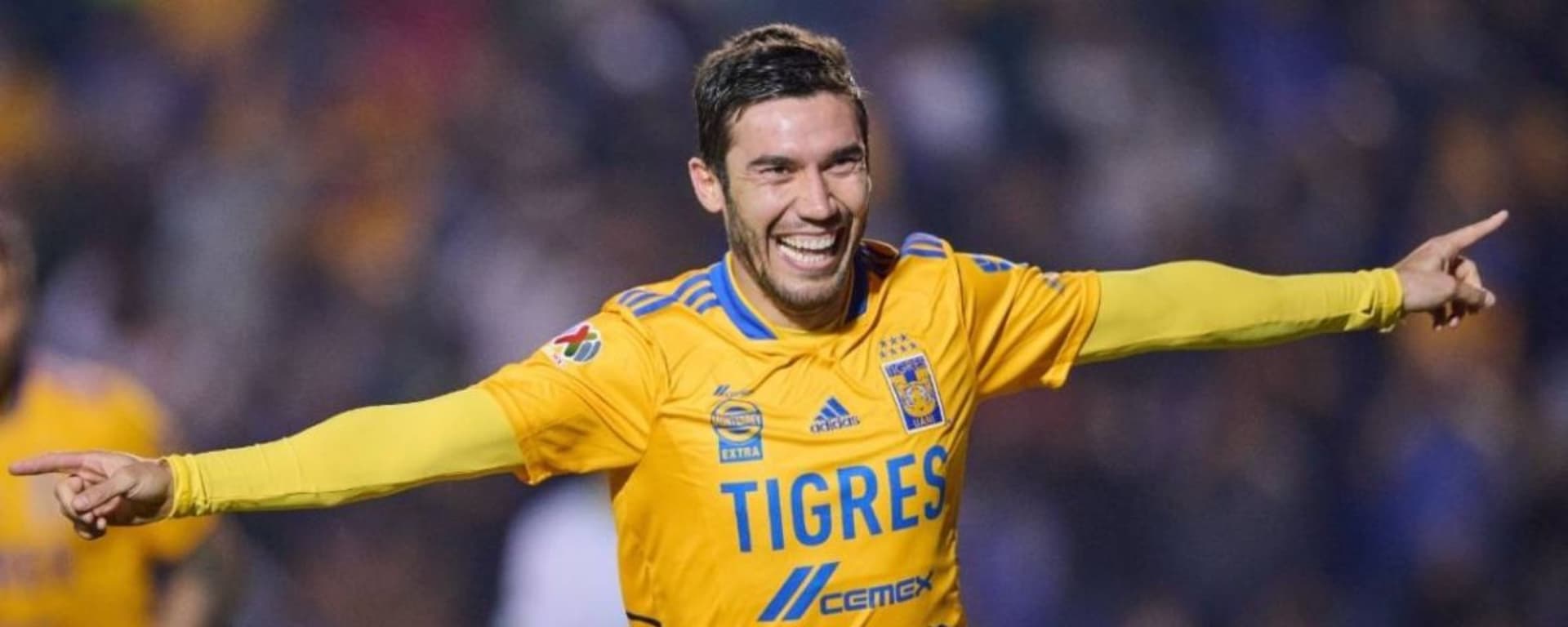 El mexicano volvió a marcar y levanta la mano para la Selección Mexicana.