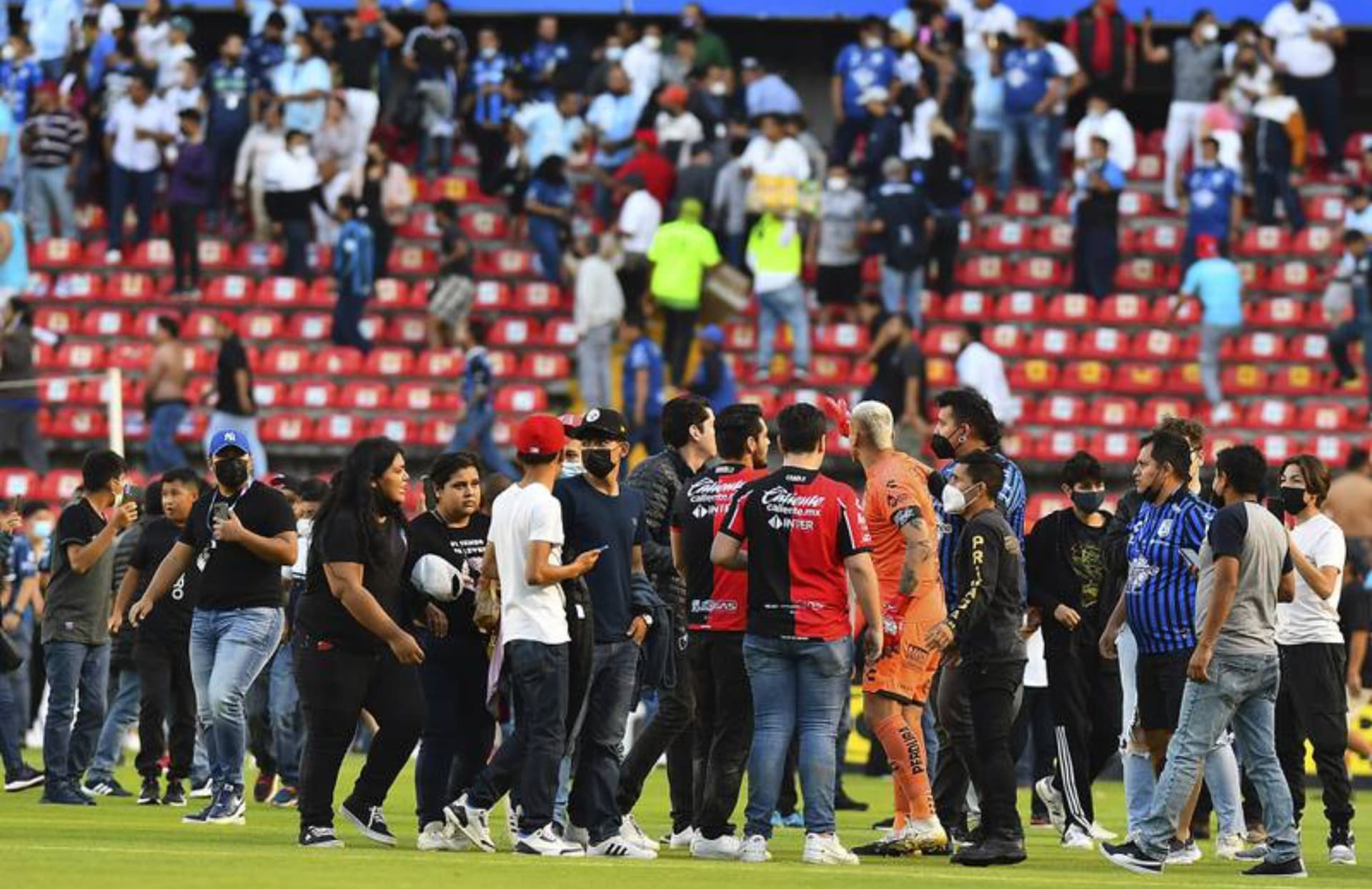 El partido entre el Atlas vs Querétaro se disputaba en apenas el inicio del segundo tiempo cuando un grupo de aficionados invadieron las canchas tras los disturbios de las porras.