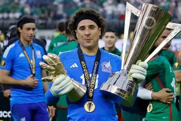 El portero mexicano alzó la quinta Copa Oro en su carrera. 