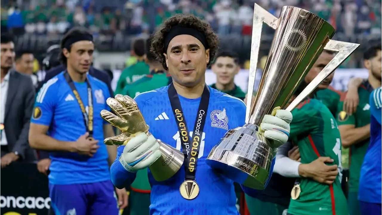El portero mexicano alzó la quinta Copa Oro en su carrera.