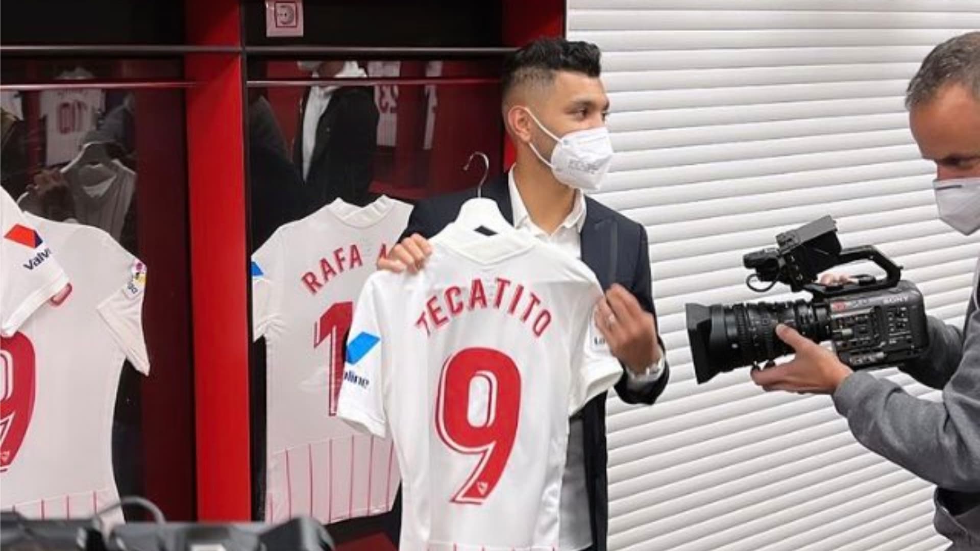 El Tecatito Corona estaba listo para debutar con el Sevilla, pero no lo pudo hacer por un increíble problema.
