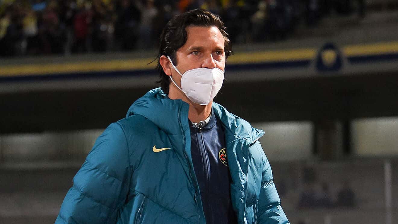 El timonel argentino recibió un duro golpe.