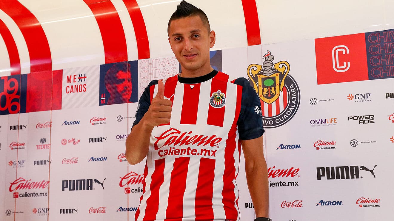En canterano Sebastián Pérez Bouquet estaría dejando buena impresión al cuerpo técnico de Chivas.