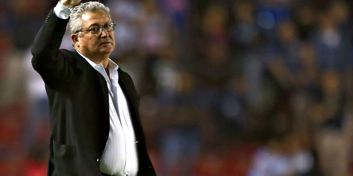 En los últimos días, el Director Técnico del Guadalajara comentó que para el equipo que era una desventaja jugar con mexicanos. Ahora aclara sus palabras.