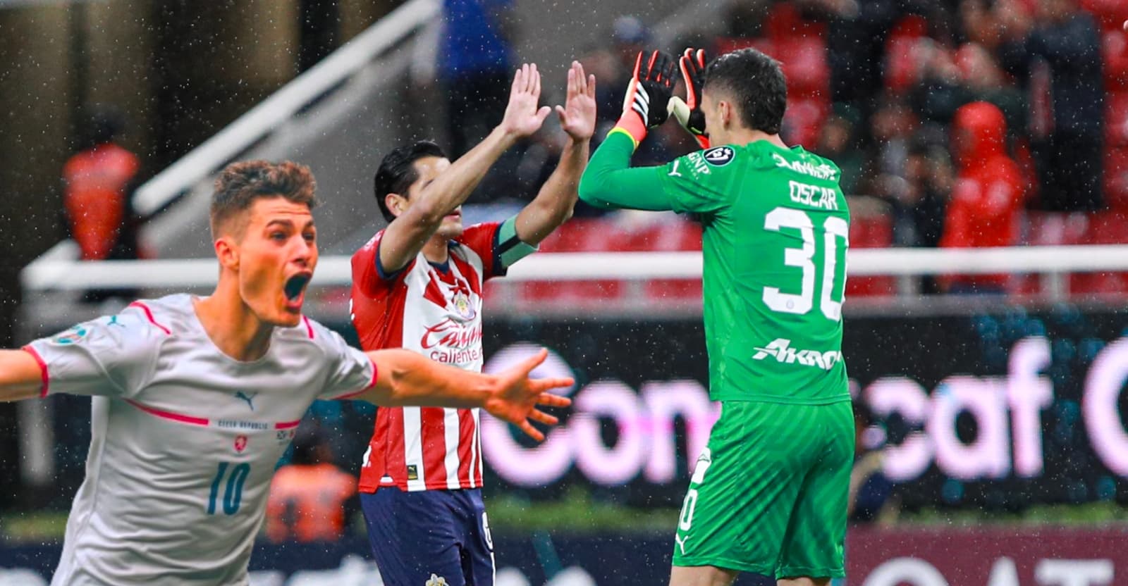 En pleno Chivas vs Forge, el 10 de República Checa que llegaría a Verde Valle