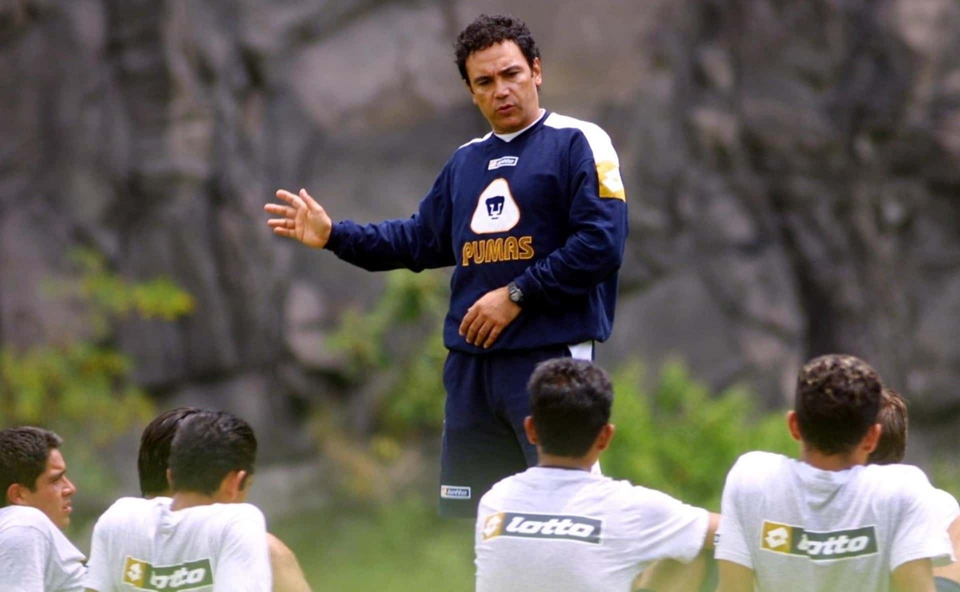 En su etapa como entrenador, Hugol tapó la salida de un delantero mexicano