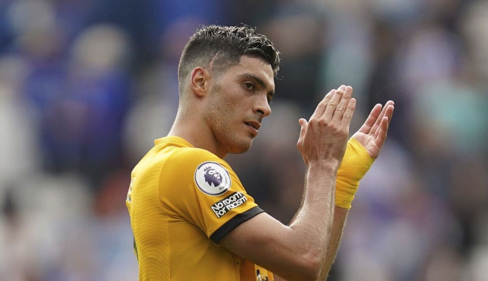 En Wolverhampton no están nada contentos con lo que hace Raúl Jiménez y podría volver al América.
