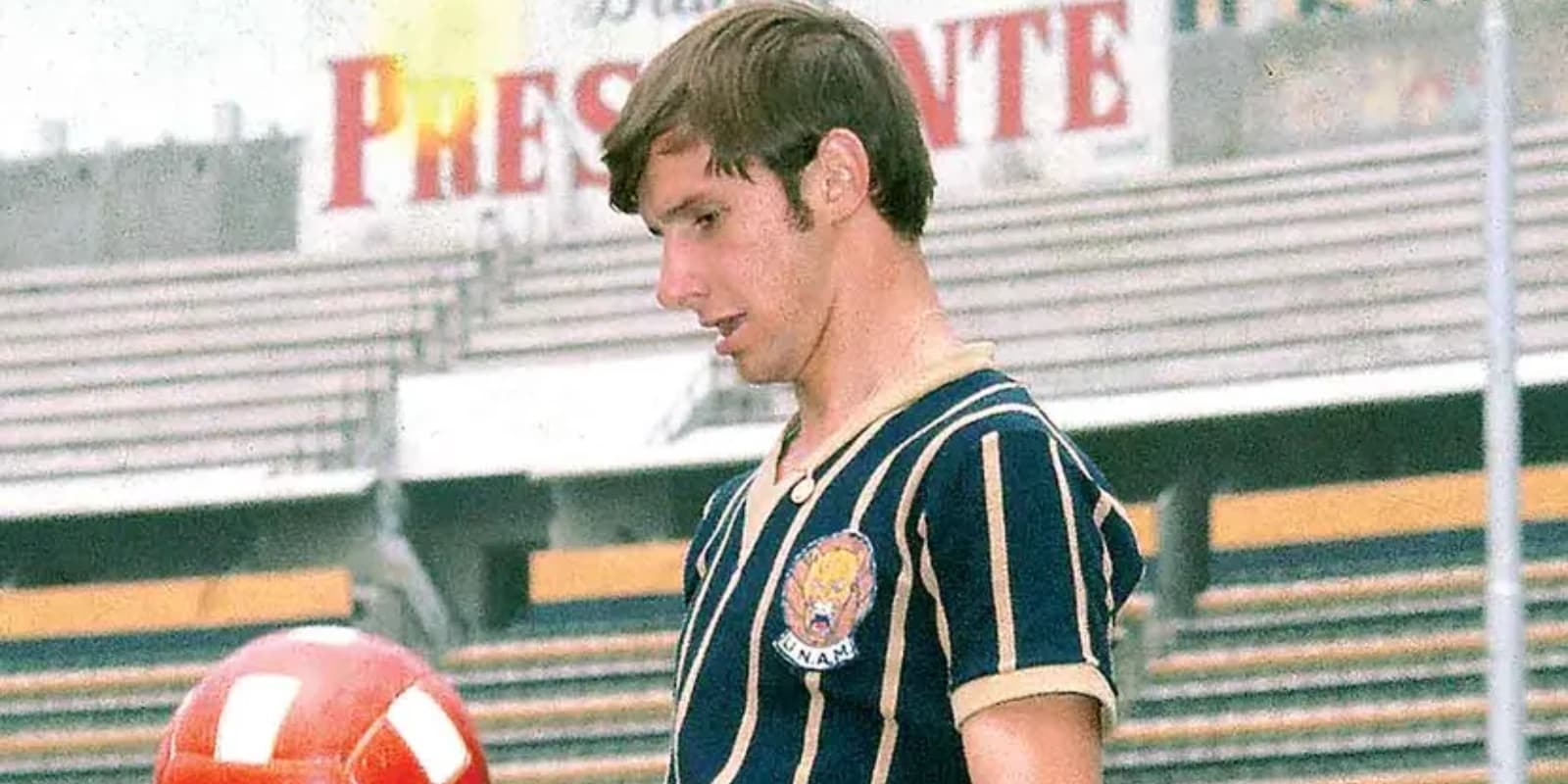 Enrique Borja con el jersey de Pumas / FOTO MEXSPORT