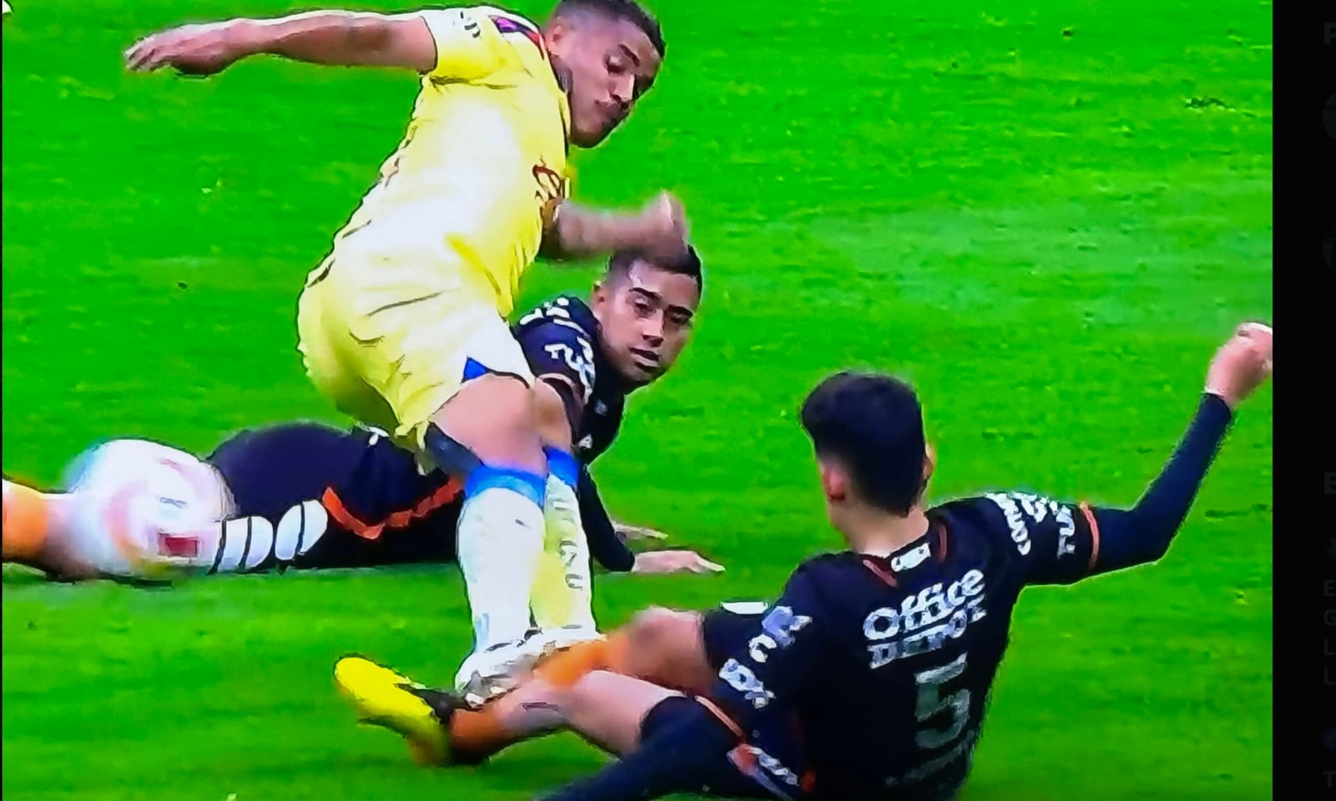 Entrada temeraria de Jonathan dos Santos en el juego ante Pachuca / Captura 5