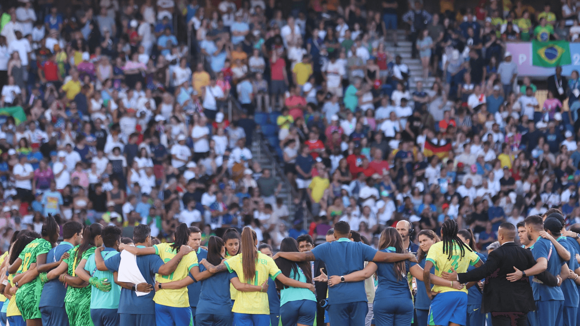 Equipos y afición en partido entre selecciones femeniles. | Foto: X oficial de @fifaworldcup_es