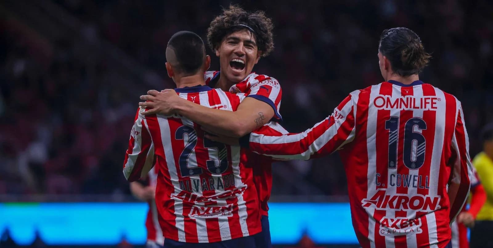 Erick Gutiérrez abrazando a Roberto Alvarado / FOTO GOAL