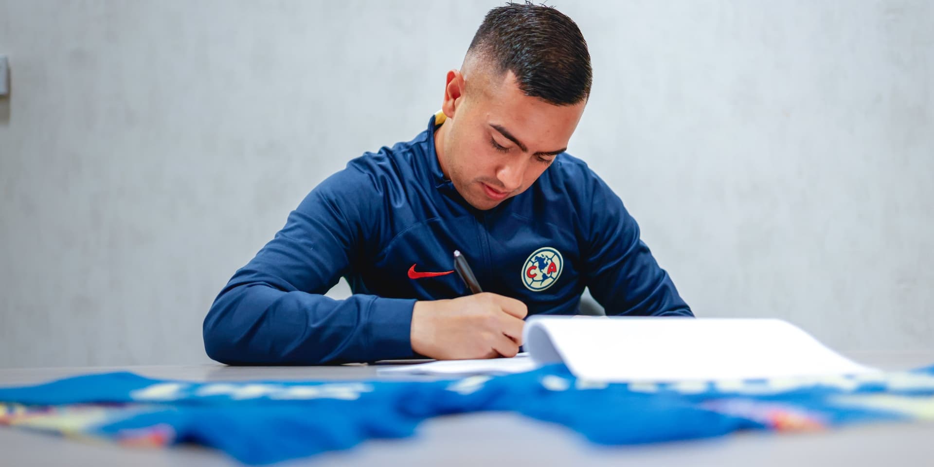 Erick Sánchez en la firma del contrato con el América (Fuente: Club América)