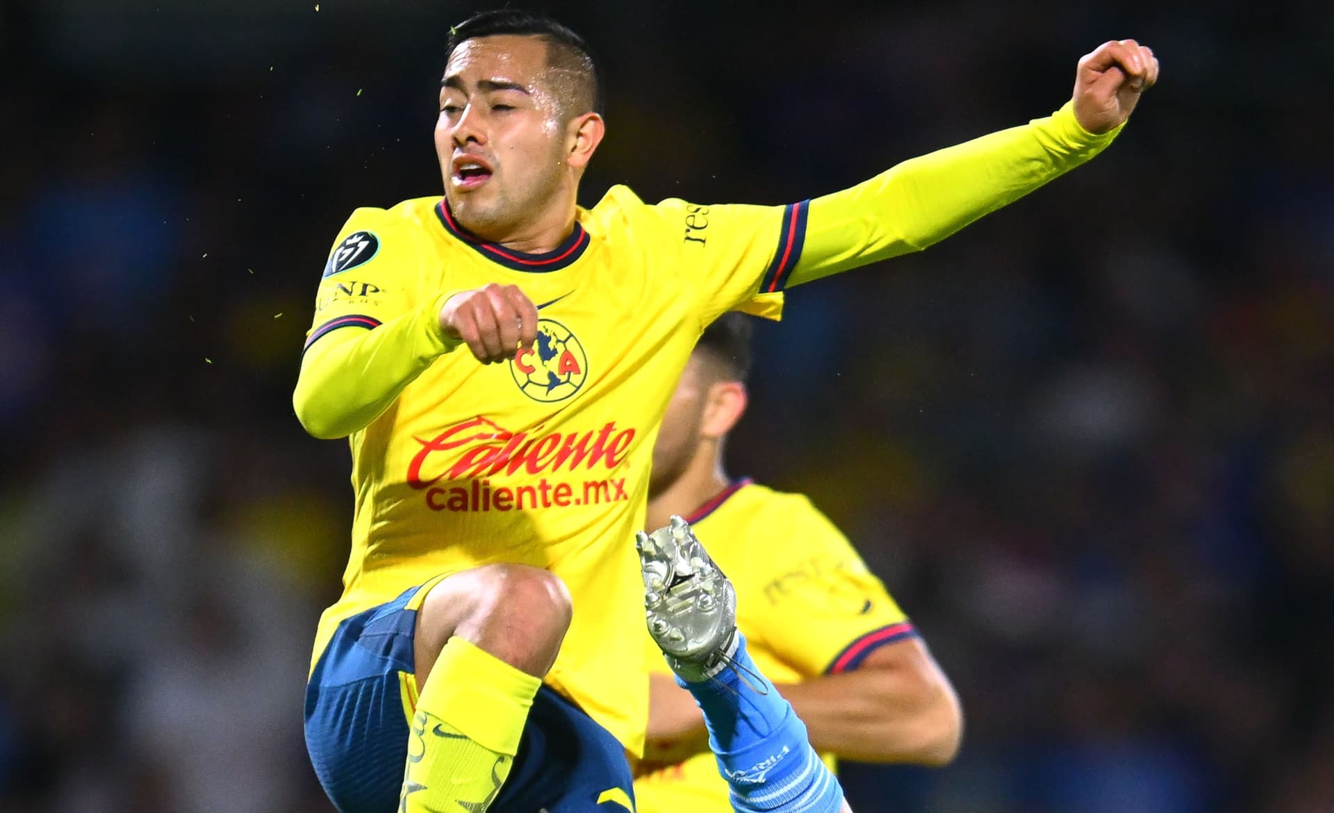 Erick Sánchez pelea pelota en un juego ante Cruz Azul (Fuente: Mexsports)