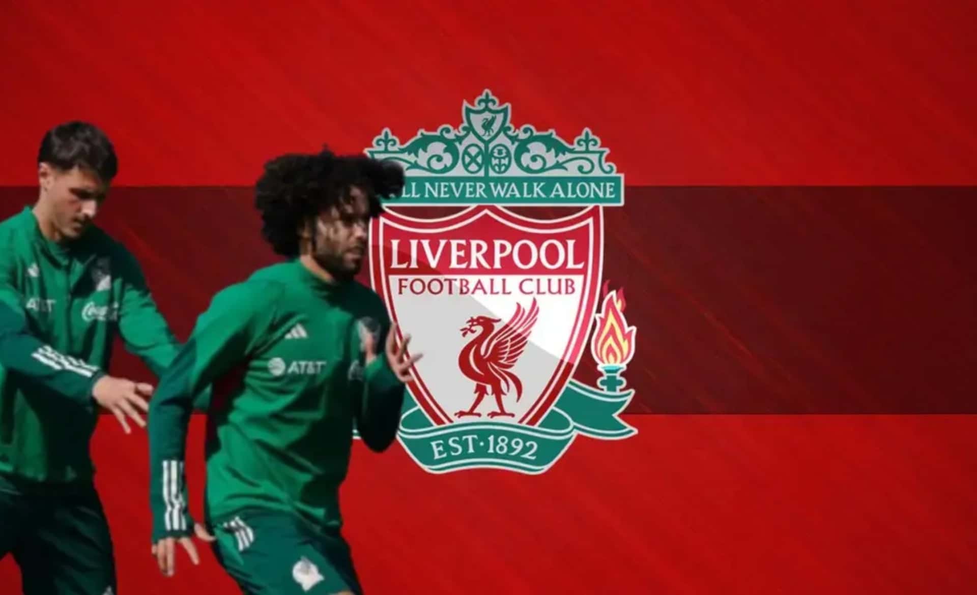 Escudo de Liverpool, a la izquierda, jugadores mexicanos calientan (Fuente: Nación Fútbol)