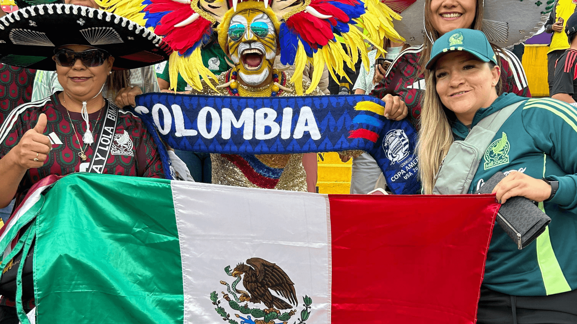 Fans de Colombia y México. | Foto: X oficial de @fifacom_es