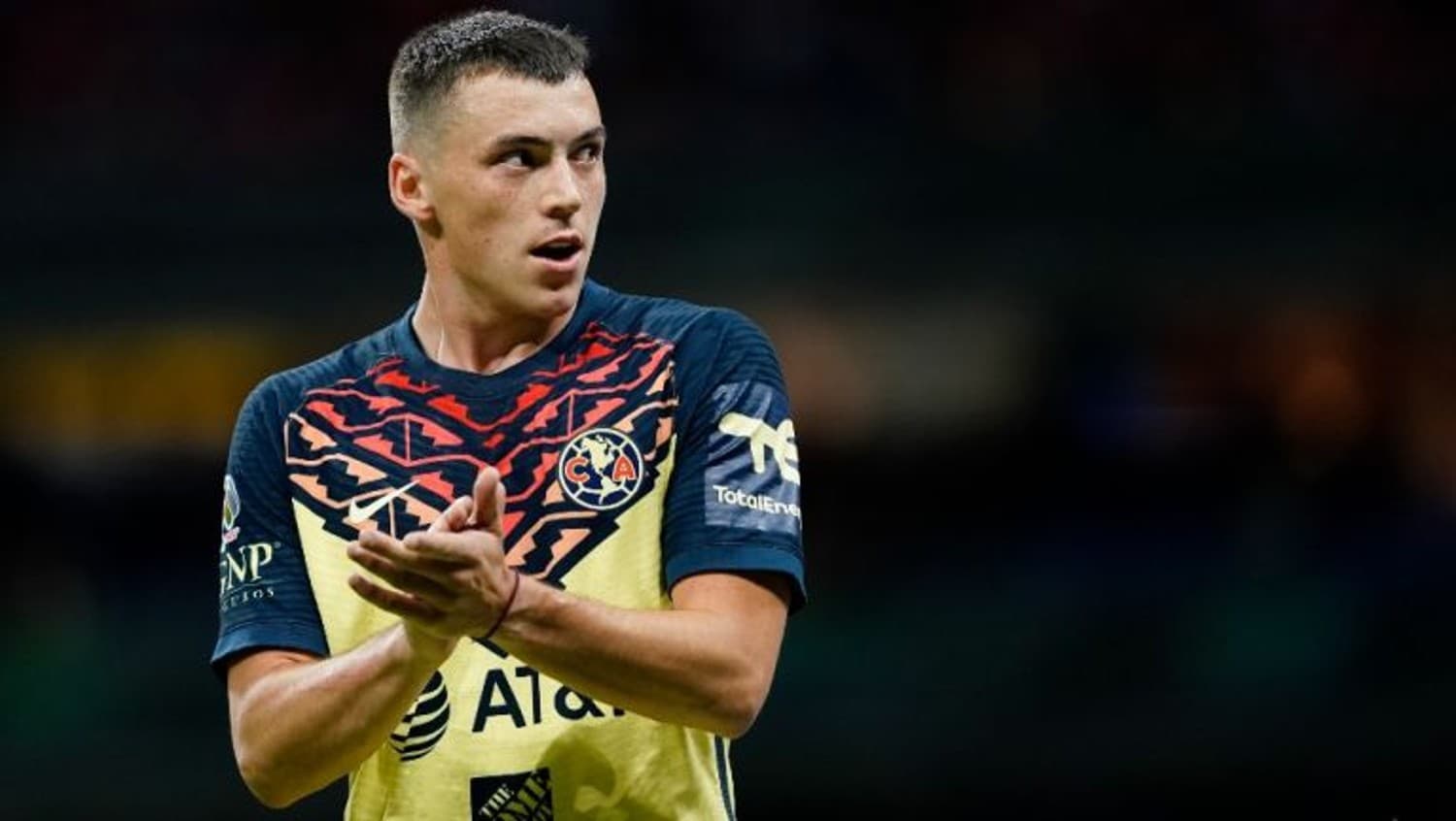 Federico Viñas se mantendrá en el América y la única forma en que salga del club es con rumbo a Europa, dijo su representante.