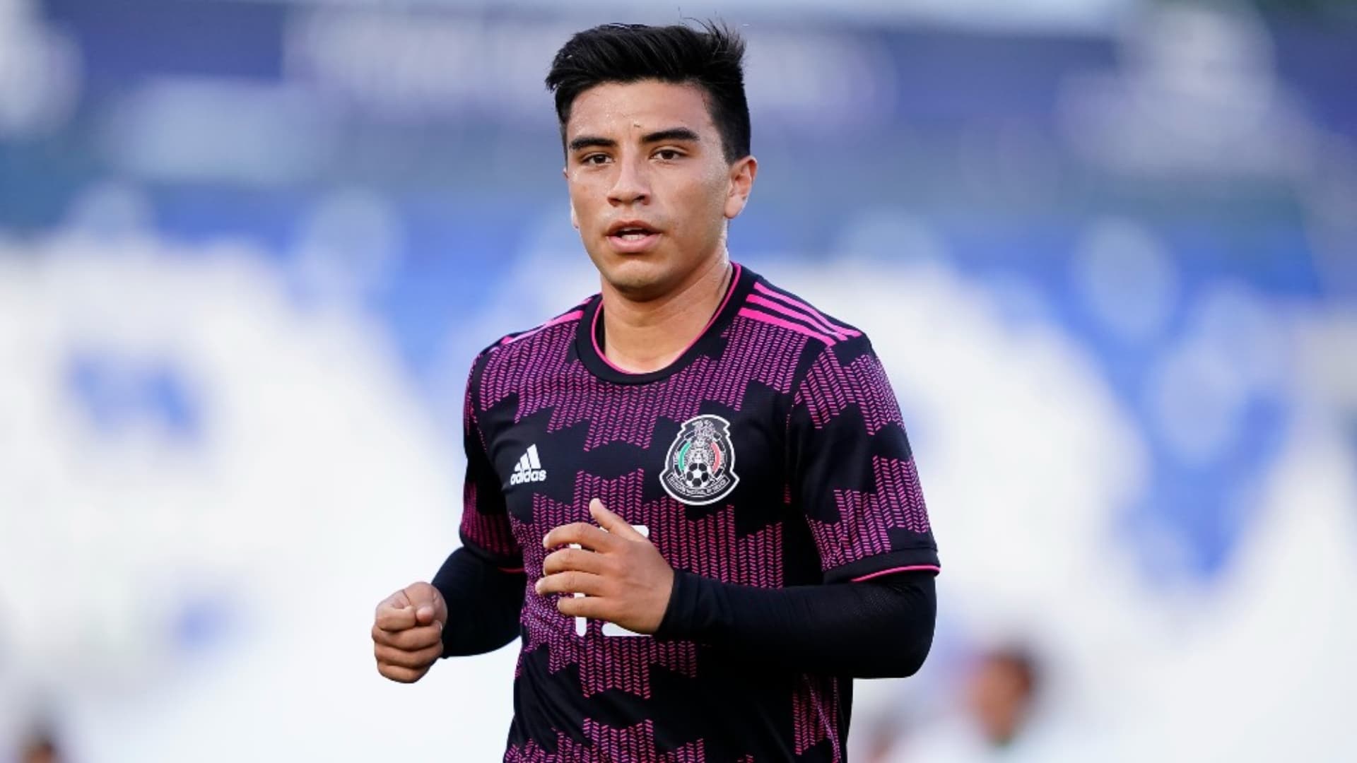 Fernando Beltrán con la camiseta de la Selección de México. (Foto: Record)