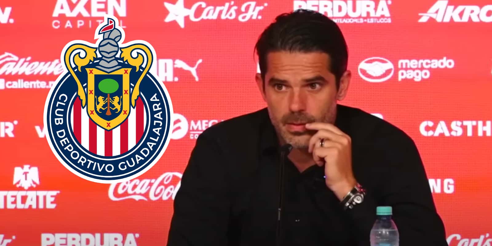Fernando Gago junto al escudo de Chivas / FOTO ALDO LARA