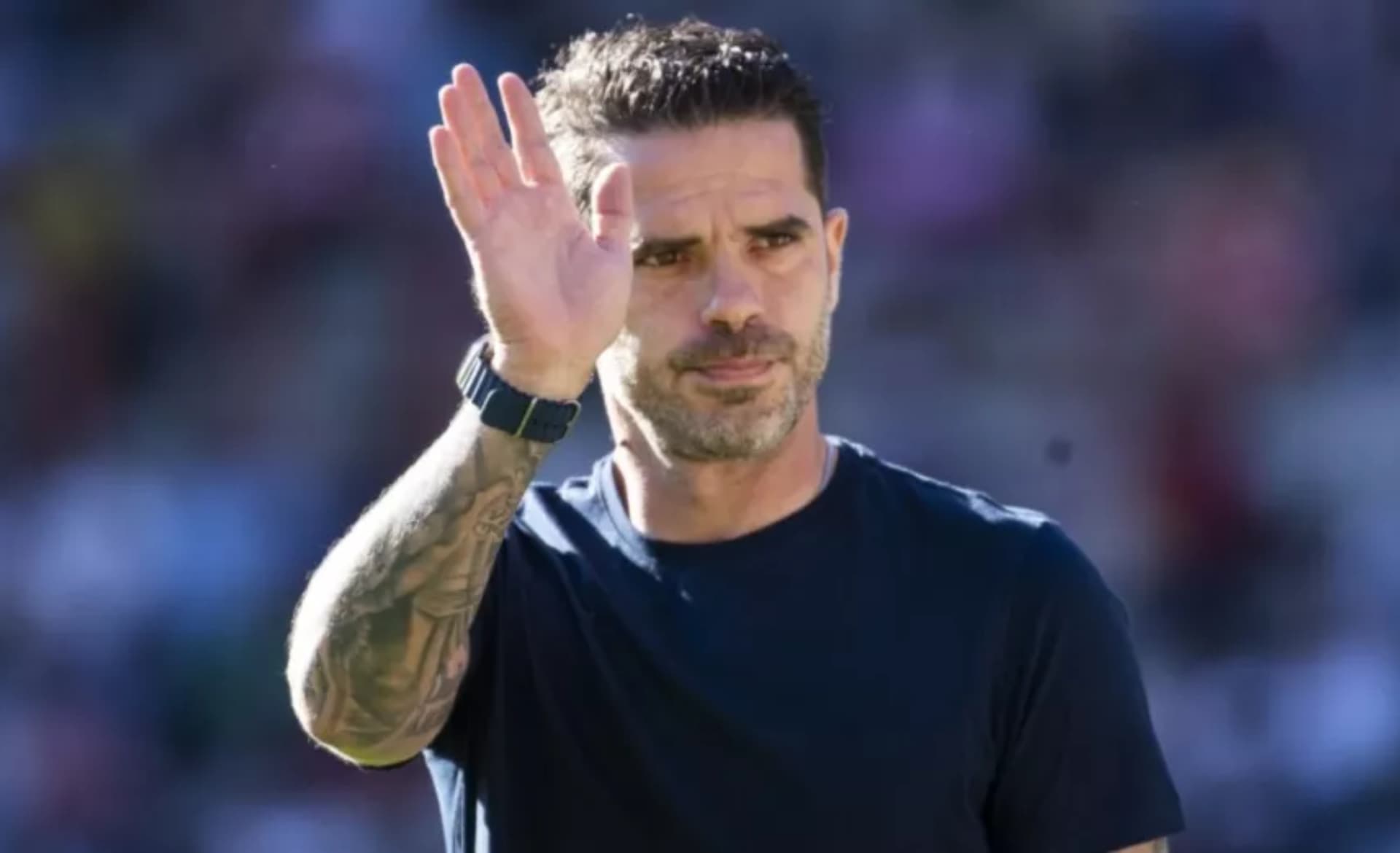Fernando Gago saluda a gente en México (Fuente: Mexsports)