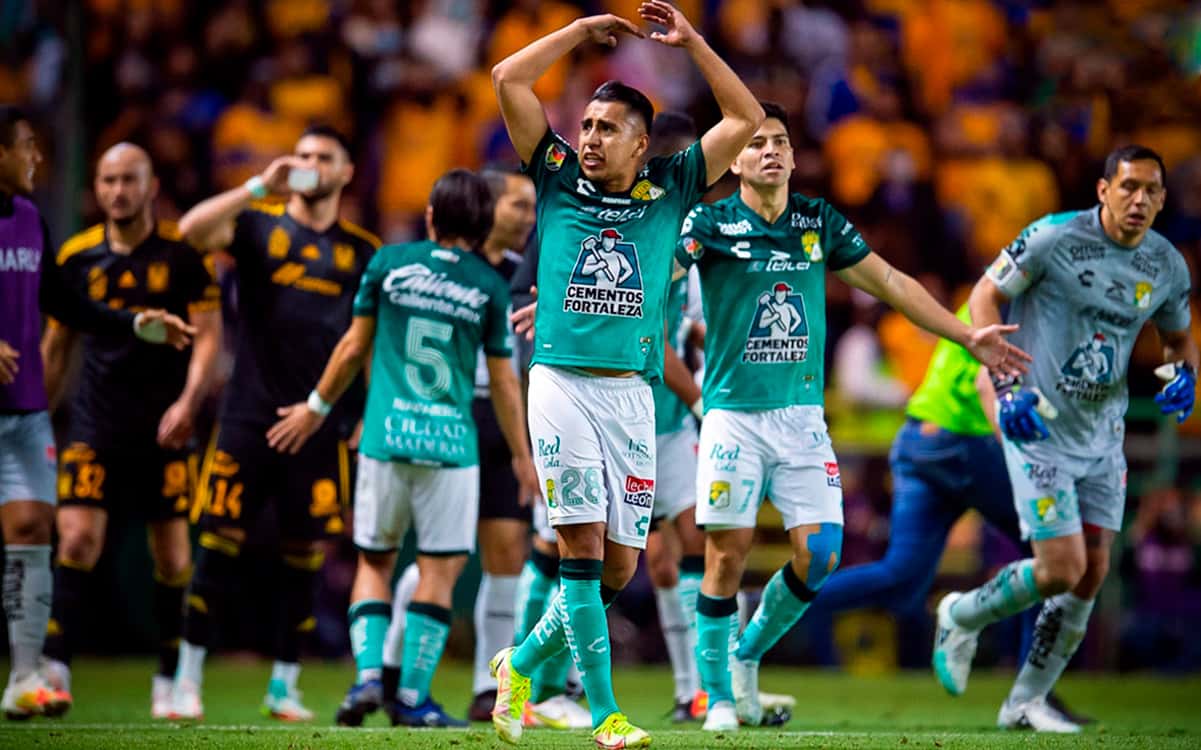 Fernando Navarro podría estar buscando nuevos aires, pero Chivas no estaría interesado en sus servicios.